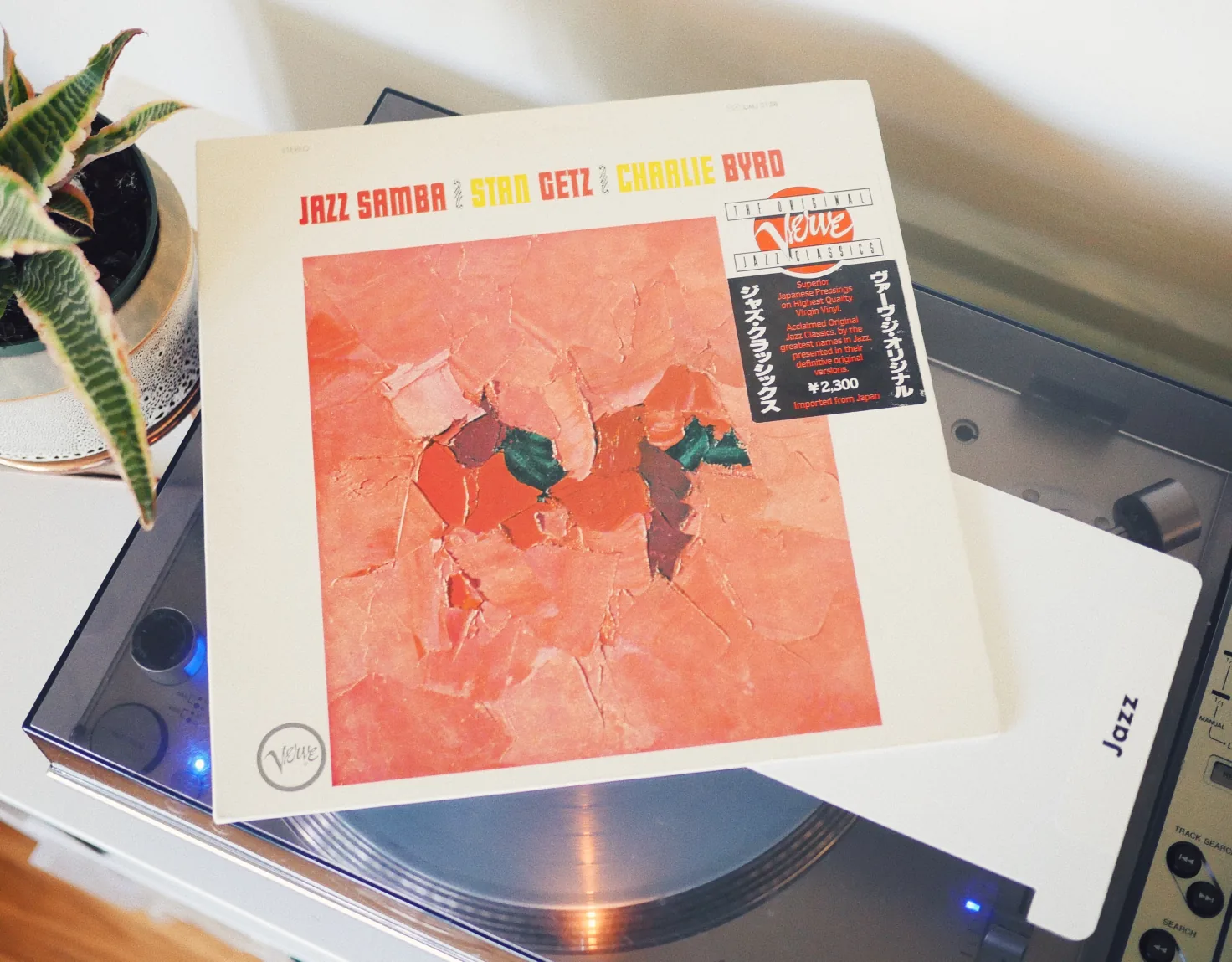 A white Jazz divider tucked under a copy of Jazz Samba by Stan Getz and Charlie Byrd on a turntable